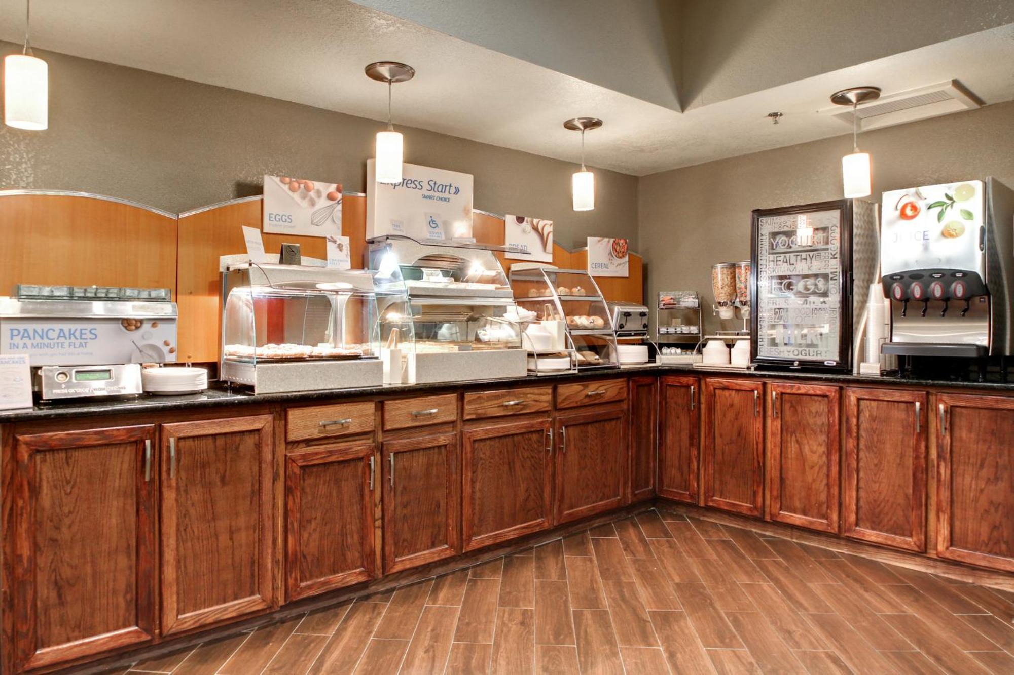 Holiday Inn Express Marshfield - Springfield Area By Ihg Екстер'єр фото